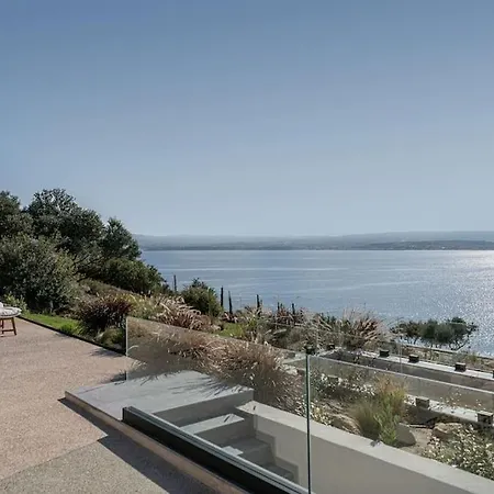Vicky's Island View Villa