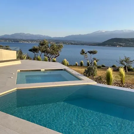 Vicky's Island View Villa *